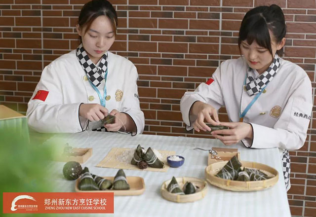 郑州新东方千人包粽子现场