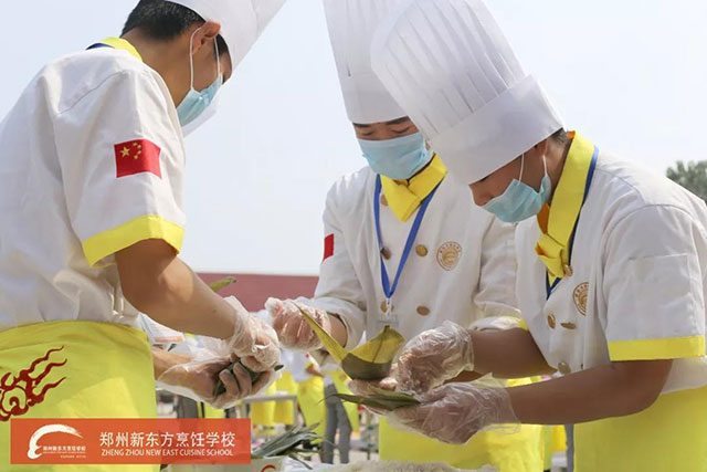 郑州新东方千人包粽子现场