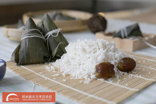郑州新东方千人包粽子现场