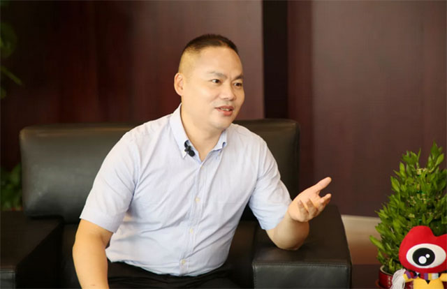 ▲新华教育集团常务副总裁许绍兵接受专访