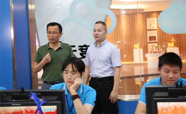 ▲许总视察安徽新华电脑专修学院