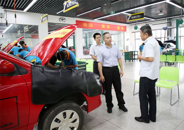 ▲许总视察安徽万通汽车专修学院