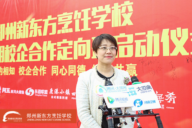 10郑州新东方校企定向班启动仪式媒体采访企业代表.jpg