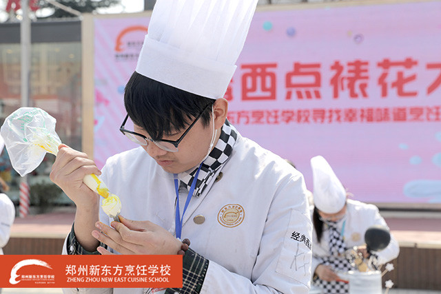 3郑州新东方西点裱花大赛现场.jpg
