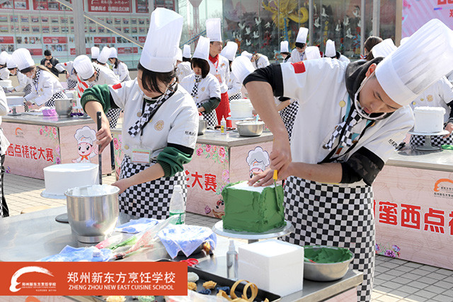 2郑州新东方西点裱花大赛开始比赛.jpg