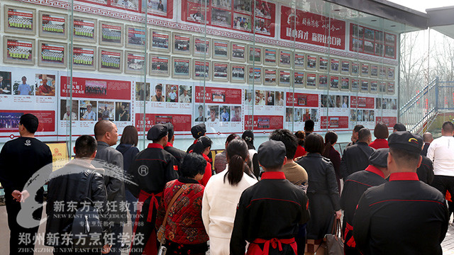 6郑州新东方家长见面会参观校企合作墙.jpg