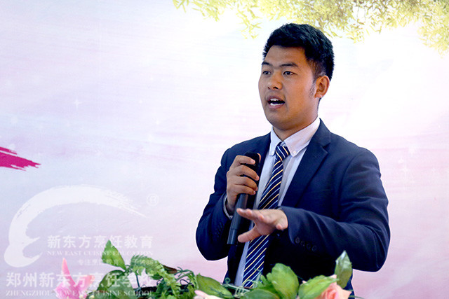 11郑州新东方家长见面会校区王主任讲话.jpg