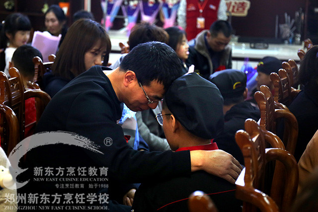 9郑州新东方家长见面会感人一幕.jpg