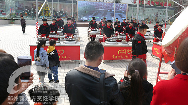 4郑州新东方家长见面会参观翻锅场地.jpg