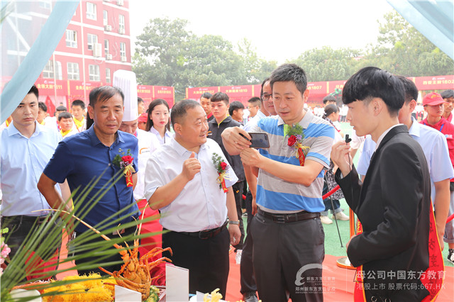 主管部门单位领导被作品深深吸引,拍照留念