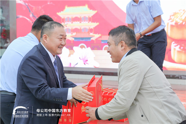 郑州新东方中秋发月饼2.jpg